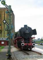 Die letzte, in Emden stationierte, Dampflok 043 903-4 (ex 44 903) auf Ihrem Denkmalplatz vor dem Emdener HBf. 043 903-4 wurde am 26.10.1977 abgestellt, war damit auch die letzte Dampflokomotive der DB. Leider waren die Lichtverhltnissse nicht so schn. Kamera:Canon PowerShot A460  6.August 2008