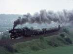 Schwer arbeitet die 44er Dampflok um den Zug aus dem Leinetal bei Kreiensen ber Greene nach Ottbergen zu bringen ( Sommer 70 )