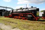 Die Gastlok 345 100-2 zog am 12.09.09 im ehemaligen BW Falkenberg oberer Bahnhof noch 3 Schtze aus der Wagenhalle.