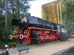 BR 043 903-4 (ex44903) am 29.08.06 auf dem Bahnhofsvorplatz Emden Hbf