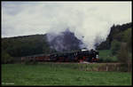 44404 und 41360 am 28.4.1990 vor einem Güterzug auf der Teutoburger Wald Eisenbahn zwischen Brochterbeck und Tecklenburg unterwegs in Richtung Lengerich.