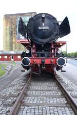 EMDEN, 21.06.2022, ausgemusterte Dampflok 043-904-4 auf dem Bahnhofsvorplatz (ex: 44 903; ab 1955 wurden Dampfloks der Baureihe 44 mit einer Ölhauptfeuerung versehen, diese führten bei der