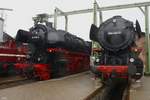 043 681-6 und 044 424-0 in Altenbeken, Juli 2017.