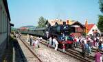 Die Gredl__Sonderfahrt mit 50 622 von Roth bis Thalmässing. Bf Thalmässing. Die Fahrgäste nehmen die Lok in Beschlag.__19-09-1993