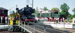 Bw2 N�rnberg-Rangierbf__Lokschau zum 90sten Jubil�um 1993. 50 622 [Henschel & Sohn (Kassel),1940] bef�hrt die Drehscheibe. Daneben E 94  056 [AEG 1942; DR bis 1994 > DB Museum Leipzig].__07-08-1993 