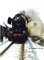 503648 nimmt Wasser am Wasserhaus in Bärenstein / Erzgebirge für die Fahrt durchs Müglitztal zum Erzgebirgskamm nach Altenberg; 13.03.2004 