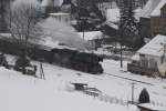 50 3648-8 (SEM-Chemnitz) f�hrt mit ihrem Sonderzug am 14.02.09 aus dem Bahnhof Markersbach Richtung Annaberg-Buchholz ein.
