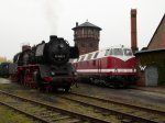 50 3682-7 und 118 692-3 am 23.10.09 bei einer Fotoveranstaltung fr Eisenbahnfreunde unter dem Wasserturm in Salzwedel.