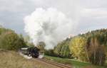 50 3616-5 am 06.10.2012 den ehemaligen Bahnhof von Walterdorf passiert und nimmt nun die letzte Steigung in Richtung Annaberg-Buchholz. 

