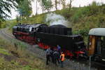 Während des Fotostopps von 50 380 mit dem Meininger Sonderzug am Haltepunkt Altersbach, gibt es am 07.10.2017 noch einen kleinen Gedankenaustausch von Zugpersonal und Bahnfans. Kurz darauf geht es weiter nach Steinbach-Hallenberg, wo, mit Hife der Feuerwehr, Wasserfassen ansteht.