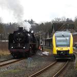 DAMPFLOK 503501 UND LINT-TRIEBWAGEN IM BAHNHOF HACHENBURG
Am 3.2.2018 steht Güterzuglok 503501 mit dem Sonderzug der EF TREYSA nachmittags
auf dem Ausweichgleis im Bahnhof HACHENBURG/Ww.- es passiert der LINT-Triebwagen
der HLB der Linie RB 90 mit Fahrtziel SIEGEN.....die Vorräte der Dampflok werden
gerade mit Kohle aus Plastiksäcken ergänzt...um welchen Trauerfall es bei dem
Foto vor dem Kessel der Dampflok geht,ist mir noch nichtbekannt....