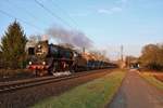 Museumseisenbahn Hanau 50 3552-2 im Bauzugdienst am 24.03.18 bei Maintal Ost mit 18 RailPro Schotterwagen 