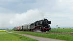 50 3552 zieht einen Sonderzug Hanau - Glauburg Stockheim über die Horlofftalbahn zwischen Echzell und Häuserhof. Aufgenommen zwischen 29.4.2018 13:57