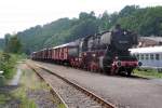 053 075-8 Vor einem Gterzug im Eisenbahnmuseum Bochum Dahlhausen am 7.