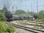 50 0072 und 44 2546 mit Sonderzug nach Wassertrüdingen am 02.06.19 bei der Ausfahrt aus Nördlingen.