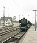 50 661    mit Schotterzug   Einfahrt in Bhf.