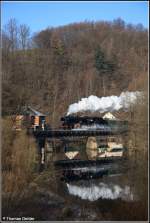 50 3648 berquert mit dem Museumszug des SEM Chemnitz am Vormittag des 23.12.07 die Zschopaubrcke bei Scharfenstein.