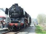 50-3552 und 23 042 dahinter fahren rckwrts auf die Abstellgleise in Ulmen Hp, um bei der Wiedererffnungsfeier der Eifelquerbahn das Durchgangsgleis frei zu machen. Im Hintergrund ein  erdinger  samt Beiwagen.
Ulmen, der 26.4.08