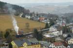 50 3648 steht bei ihrer Abschiedsfahrt im Bahnhof Markersbach zur Bahnfahrt nach Schlettau bereit. Die 50 war mit einem Schieberschaden unterwegs und qulte sich mit einem furchtbaren Klang ber die Steigungen der BSg-Linie. Als Standpunkt dient hier das Markersbacher Viadukt selbst. Datum: 28.03.2009