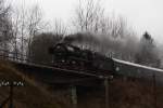 Der Sonderzug mit 50 3648-8 (SEM-Chemnitz) und der Schublok 58 311 (UEF) berquert am 28.03.09 die erste Brcke in Schlettau.