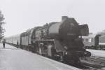 50 3682-7 des Bw Gsten steht am xx.07.1985 mit dem P3226 Erfurt - Magdeburg im Bf Sangerhausen.