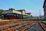 Pfingstfahrt von Meiningen zur Schiefen Ebene (1) 
... am 23.5.10 mit dem Meininger Dampflokverein (MDV) und der 50 3501 + 3 Schrzenwagen zum Dampflokfestival 175 Jahre Deutsche Eisenbahn in Neuenmarkt-Wirsberg.
Hier kurz vor der Abfahrt 8 Uhr ein Blick zum Bahnhof Meiningen und rechts dem ehemaligen Bw und jetzige Depot und Werkstatt der SdThringenBahn.