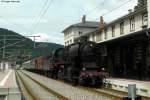 Die 50 2740 hat am 02.07.2011 mit Ihrem Dampfsonderzug den Bahnhof Bad Wildbad erreicht. Anmerkung: Das Bild entstand legal vom Verbindungsweg, der die beiden Bahnsteige miteinander verbindet! Ich stand NICHT im Gleisbereich!