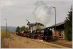 ‎50 3501-9 mit dem intern als DGz 313 bezeichneten Fotozug von Wernshausen nach Walldorf am 29.10.2011 bei der Ausfahrt aus Wasungen aufgenommen.

