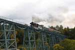 50 3616-5 passiert am 07.10.2012 das Markersbacher Viadukt. Auch bei diesem Bild hat sich die Sonne wieder hinter einer groen Wolke verzogen. 

