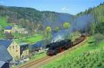 50.3648-8 rollert mit einem Gterzug durch das frhlingshafte Zschopauta zwischen Zschopau und Wolkenstein.

Deutschland, Sachsen, Mai 1999 (Diascan)