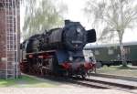 50 3570-4 steht neben dem Hist. Lokschuppen in Wittenberge am 04.Mai 2013. Im Hintergrund ist auch der OP Wagen des K-Zuges der ehem. DDR zu sehen.