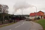 Am 05.10.13 fuhr die Erzgebirgische Aussichtsbahn wieder von Schwarzenberg nach Annaberg und zurck. Heute mit 50 3616 hier in Markersbach.
