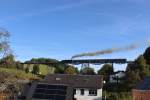 Am 05.10.13 fuhr die Erzgebirgische Aussichtsbahn wieder von Schwarzenberg nach Annaberg und zurck. Heute mit 50 3616 hier auf dem Markersbacher Viadukt in Markersbach.
