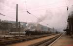 Anfang Dezember 1975 stellt 052 722-8 in Schelklingen einen Güterzug für die Weiterfahrt nach Ulm zusammen. Kurz vor dem Ende des planmäßigen Einsatzes von Dampflokomotiven des Bw Ulm setzte die DB die wenigen noch aktiven Maschinen fast ausschleßlich auf der Donautalbahn zwischen Ulm und Munderkingen ein, einzelne Leistungen gab es auch zwischen Mengen und Sigmaringendorf sowie samstags von Kleinengstingen nach Schelklingen.