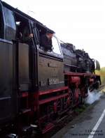 Reko 50 3655 ex. 50 2220 wartet am 29.10.2006 in Remscheid-Lennep auf die Ausfahrt in Richtung Wuppertal. Bei der Lok handelt es sich um eine sehr formschne universal Schlepptender Lok der Deutschen Reichsbahn. Sie erhielt ihr jetziges Aussehen 1961 im RAW Stendal. Zur Zeit besitzt sie leider die falschen Reflektorbleche an den Wasserstnden. (DB-Ausfhrung)

Was eigentlich gar nicht geht, sind die weien Handschuhe des Lokfhrers. 
