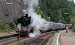 50 2988 und 52 7596 mit dem DLr 84262 (Triberg-Rottweil) in Triberg 13.9.14