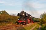 . Zu Besuch beim Dampffestival 2014 der belgischen Museumsbahn CFV3V (Chemin de Fer à Vapeur des trois Vallées) - Im warmen Abendlicht zieht die 50 3696-7 den letzten Dampfzug des 28.09.2014 über die Strecke der Museumsbahn CFV3V (Chemin de Fer à Vapeur des trois Vallées) in der Nähe von Nismes in Richtung Mariembourg. (Hans)

Die 50 3696-7 wurde 1939 von Krupp als 50 193 unter Fabrik-Nr. 2059 gebaut, 1961 Umbau und Reko im Raw Stendal, 1990 erfolgte noch ein Kesseleinbau von der 50 3606 im Raw Halberstadt. Den Tender (2’2’T26) bekamm die Lok 1971 im Raw Stendal von 50 3671 angekuppelt. Die Ausmusterung bei der DR erfolgte 1992. Seit 1994 ist sie nun beim Museumsverein CFV3V (Chemin de Fer à Vapeur des trois Vallées) in Belgien.
