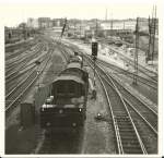 Am 07.11.1971 rangiert 051 202-0 mit Kabinentender in Ulm Hbf. Der Fahrdraht überspannt schon die Gleisanlagen, das Ende naht. Das Foto stammt von meinem Vater Franz Bauch.