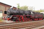 Da es ja im Netz der DB kaum noch dampflokfähige Infrastruktur gibt, mußte die 50 3552 der Museumseisenbahn Hanau am 26.04.2015 in Glauburg-Stockheim auch zurückdrücken, um dann im