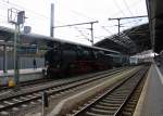 50 3501 steht in Erfurter-Hbf mit einem Sonderzug aus Meiningen nach Weimar-Hbf. 
Aufgenommen vom Bahnsteig 5 in Erfurt-Hbf. 
Bei Sonne und Wolken am Kalten Mittag vom 5.12.2015. 