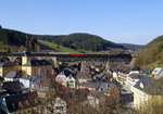 50 3501 überquert am 09. April 2016 mit einem Sonderzug nach Sonneberg die Trogenbachbrücke in Ludwigsstadt in Richtung Saalfeld.