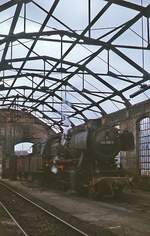 Zu DB-Dampflokzeiten hatte der Lokschuppen in Herzberg wegen des fehlenden Daches bei Eisenbahnfreunden einen gewissen Bekanntheitsgrad, hier im April 1976 mit der Lehrter 050 185-8.