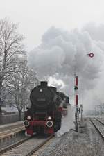 52 7596 von der EFZ, welche am 02.01.2017 bei Umsetzen des historischen Dampfzuges von der IG 3Seenbahn e.V., ein altes Formsignal im Bahnhof von Löffingen passiert und im Dampf einfang.