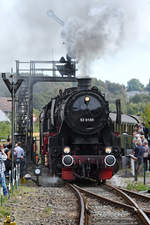 Die Dampflokomotive 52 6106 bei der Einfahrt auf das Gelände des Eisenbahnmuseums Bochum-Dahlhausen, bewundert von den zahlreichen Besuchern der Zechenbahntage im September 2018.
