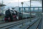 Im Bahnhof von Konstanz steht 52 7596 mit dem am Morgen des 14.12.2018 in Horb gestarteten Weihnachts-Express der Eisenbahnfreunde Zollernbahn.