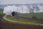 Die Eisenbahnfreunde Zollernbahn (EFZ) überführten am 09.12.2022 ihre Dampflokomotiven 52 7596 und 01 519 von Rottweil nach Mellrichstadt. Hier in einer langgezogenen Kurve auf der Frankenbahn bei Moos.