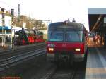 Die S 3 nach Bad Soden mit 420 788 fuhr am 03.04.2005 in den Bahnhof Neu-Isenburg ein, als der letzte Sonderzug mit 52 4867 anläßlich des 100jährigen Bestehens der Dreieichbahn im Hintergrund auf die