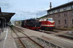 2 Museumslokomotiven BR 219 158-3 DLFB ex DR 119 158-4 und BR 52 8195-1 Fränkische Museums-Eisenbahn treffen zu den Meininger Dampfloktagen auf einen Triebwagen BR 650 der STB im Bf