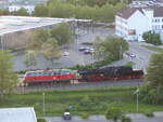 MZE 218 451-3 (9280 1218 451-3 D-MZE) bringt die 52 4867 der Historischen Eisenbahn Frankfurt am 26.5.2026 nach Gera.Standort Hochhaus.