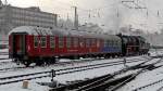 52 8047 der Berliner Maschinenbau-Actien-Gesellschaft BMAG vormals L. Schwartzkopff (Baujahr: 1944) und Halbspeisewagen ARm 216 an einem Wintermorgen im Dezember 2008 im Vorfeld einer Sonderfahrt in Chemnitzer Hauptbahnhof
 